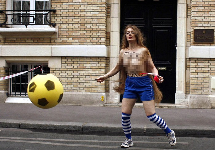 Những người đẹp ngực trần đã đập cửa đại sứ quán Ukraina tại Pháp để phải đối EURO 2012.